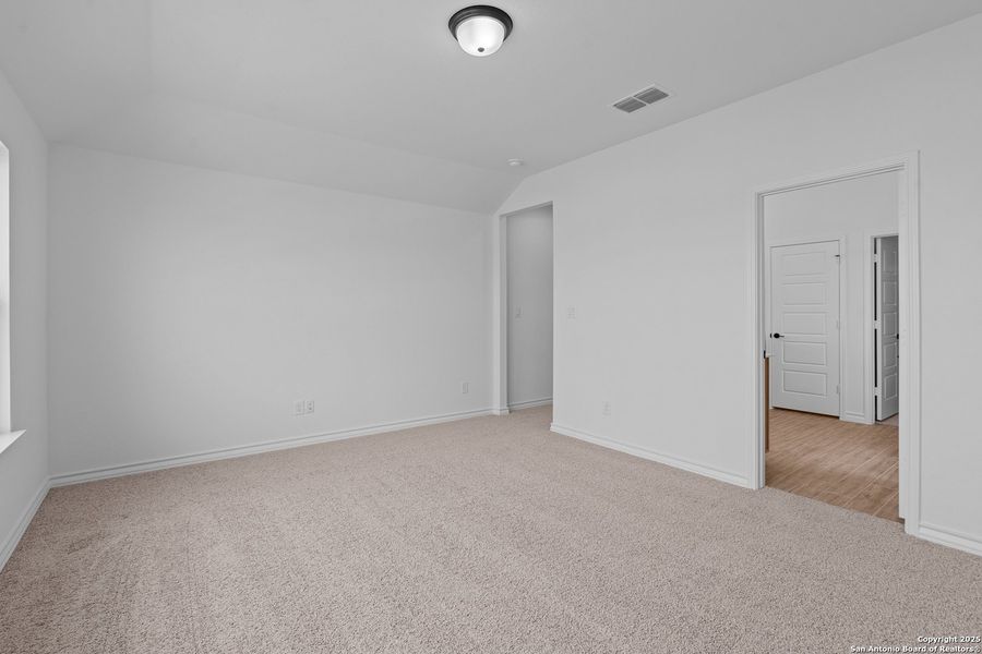 Spacious, unfurnished interior of a new home in Lily Springs, Seguin (Image 30).