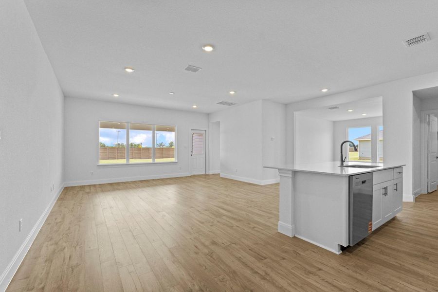 Spacious, unfurnished interior of a new home in Railhead, Cedar Creek (Image 16).
