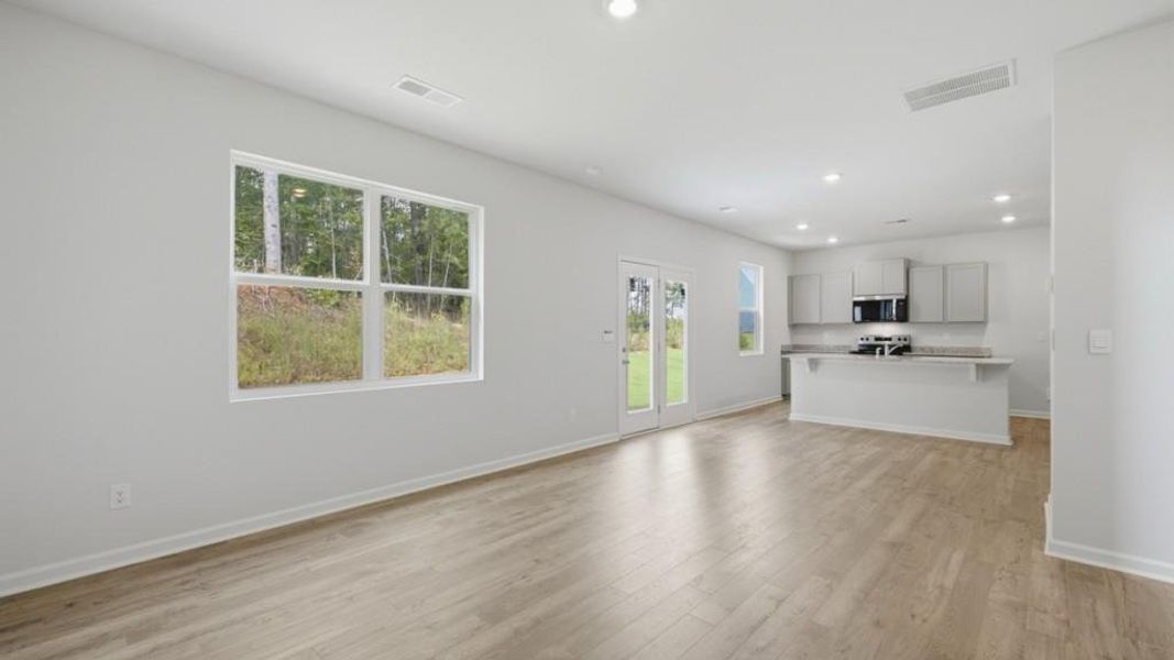 Spacious, unfurnished interior of a new home in Oaks at Cedar Grove, Fairburn (Image 16).
