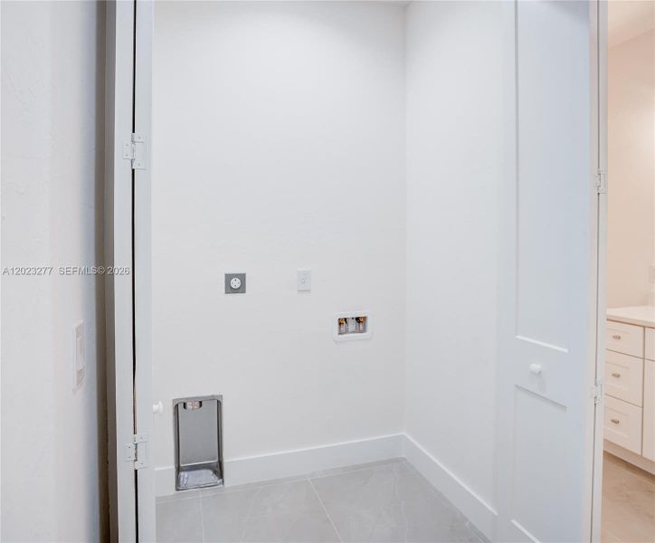 Spacious, unfurnished interior of a new home in , Cape Coral (Image 13).