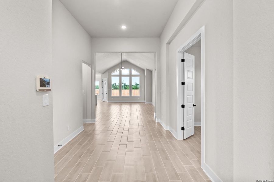 Spacious, unfurnished interior of a new home in Stillwater Ranch, San Antonio (Image 20).
