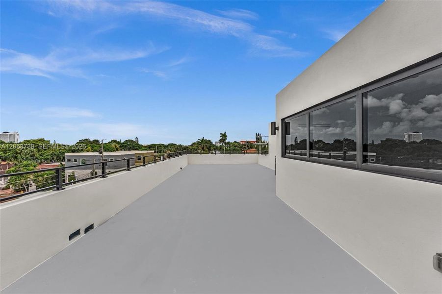 Exterior details and patio area of a home in , Miami (Image 28).