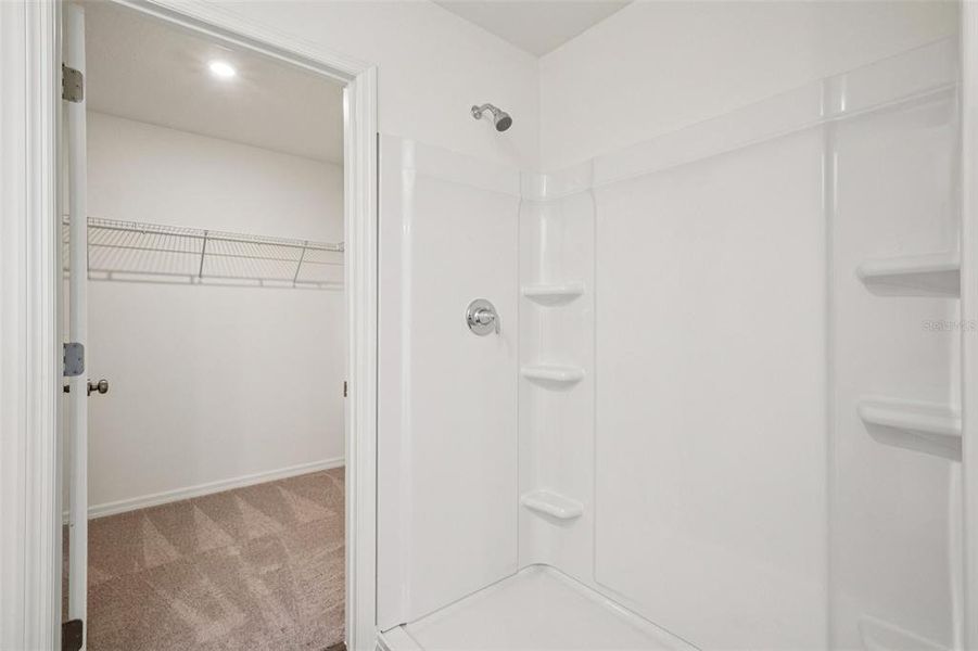 Spacious, unfurnished interior of a new home in Eagle Hammock, Eagle Lake (Image 23).