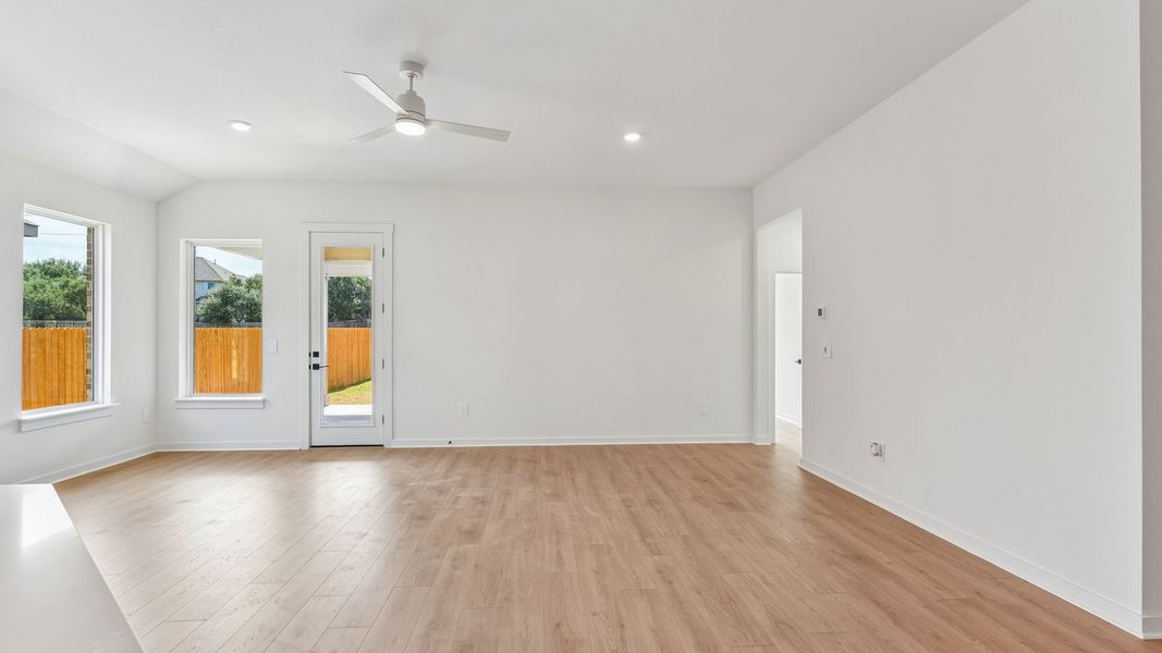 Spacious, unfurnished interior of a new home in Rosenbusch Ranch, Leander (Image 19).