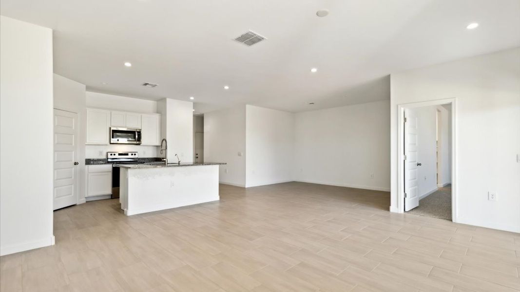 Spacious, unfurnished interior of a new home in Radiance at Superstition Vistas, Apache Junction (Image 13).