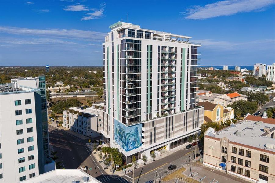 Condo located in St. Petersburg, FL showcasing its design and architecture (Image 27).