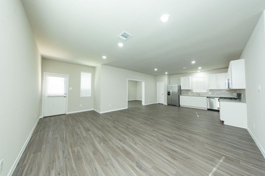 Spacious, unfurnished interior of a new home in Mackenzie Creek, Conroe (Image 12).