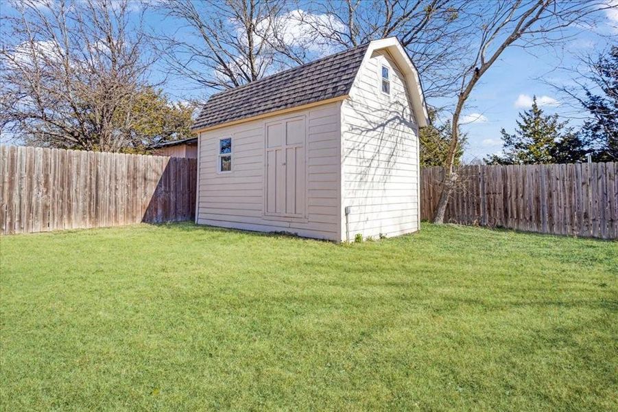 Exterior details and patio area of a home in , Sherman (Image 17).