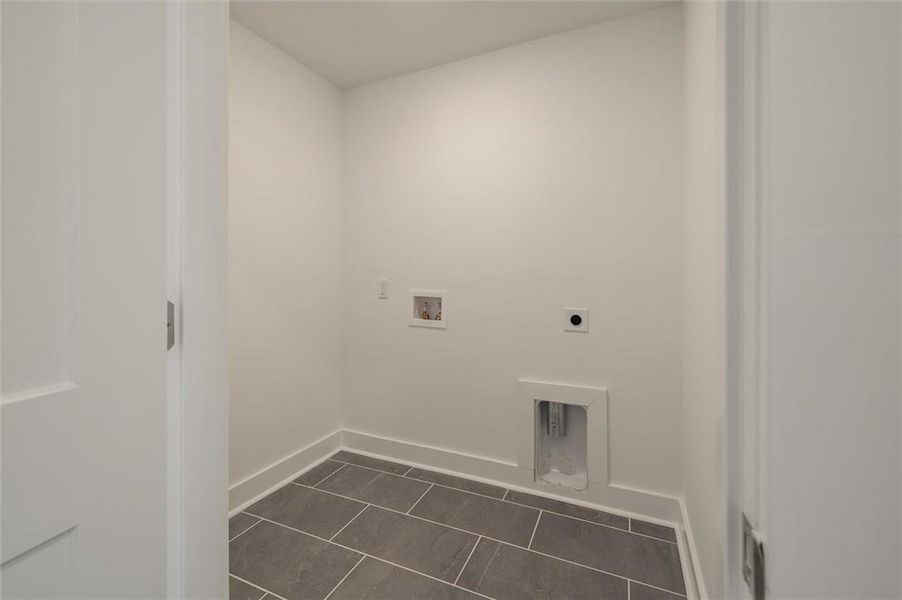 Spacious, unfurnished interior of a new home in , Charleston (Image 20).