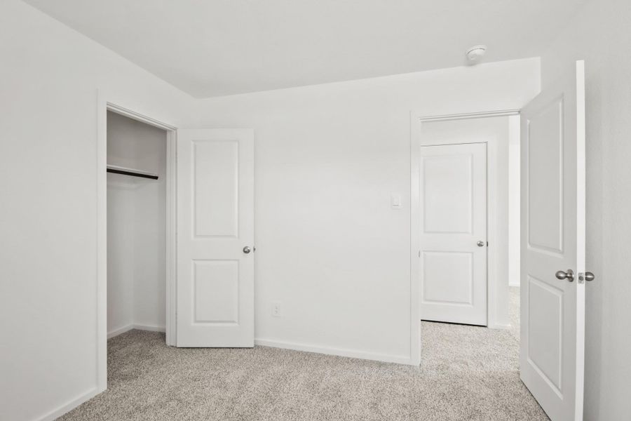 Spacious, unfurnished interior of a new home in Sunterra, Katy (Image 8).