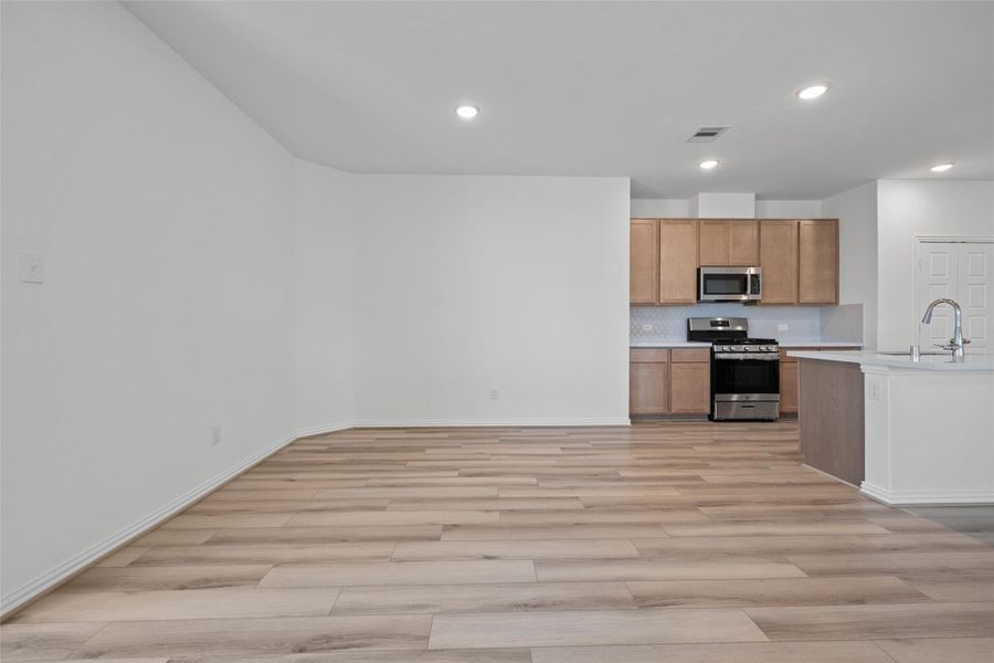 Spacious, unfurnished interior of a new home in Oakwood Estates, Waller (Image 33).