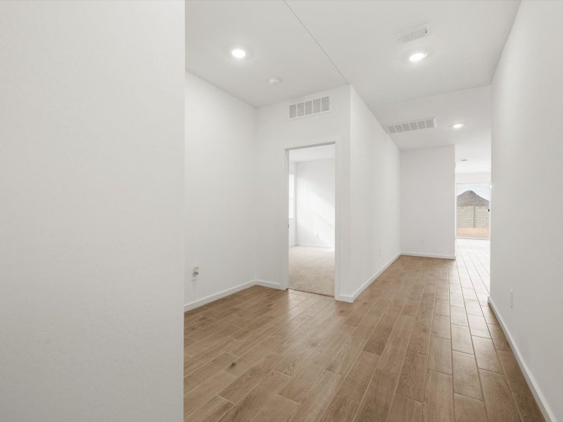 Spacious, unfurnished interior of a new home in San Tan Groves - Classic Series, San Tan Valley (Image 10).