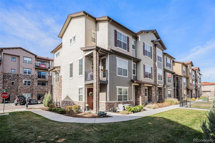 Condo located in Highlands Ranch, CO showcasing its design and architecture (Image 3).
