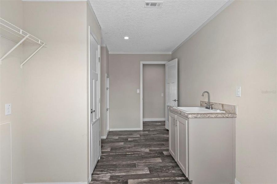 Spacious, unfurnished interior of a new home in , Dade City (Image 37).