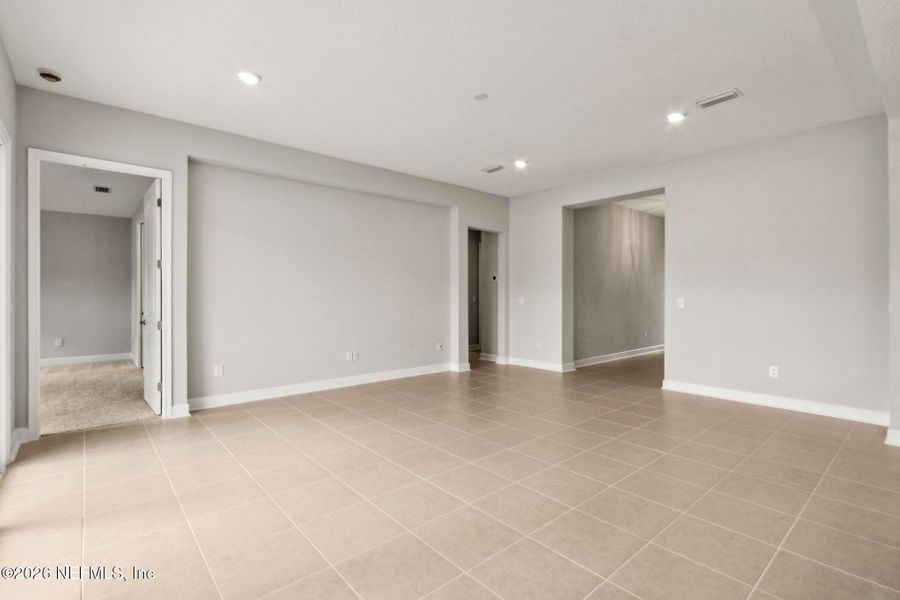 Spacious, unfurnished interior of a new home in Sandy Ridge, Yulee (Image 11).