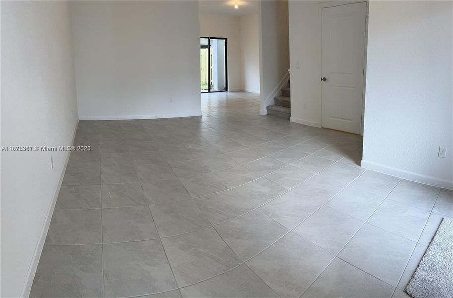 Spacious, unfurnished interior of a new home in , Pembroke Pines (Image 14).