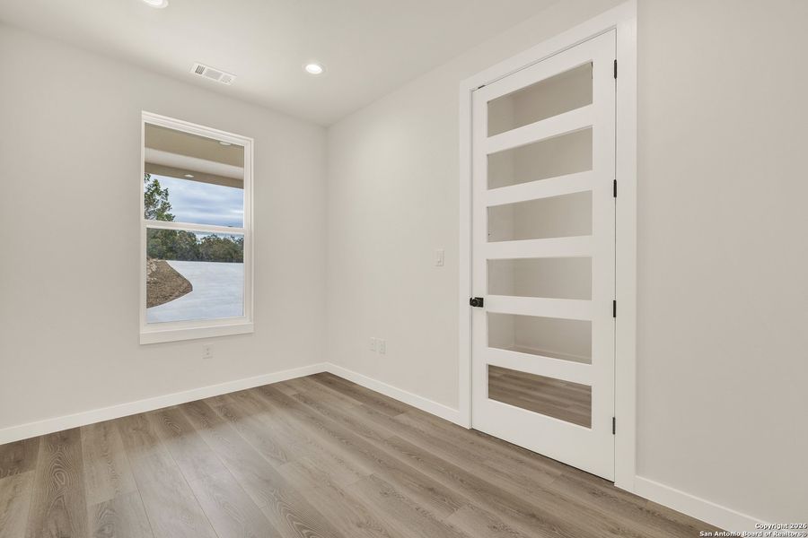 Spacious, unfurnished interior of a new home in , Canyon Lake (Image 40).