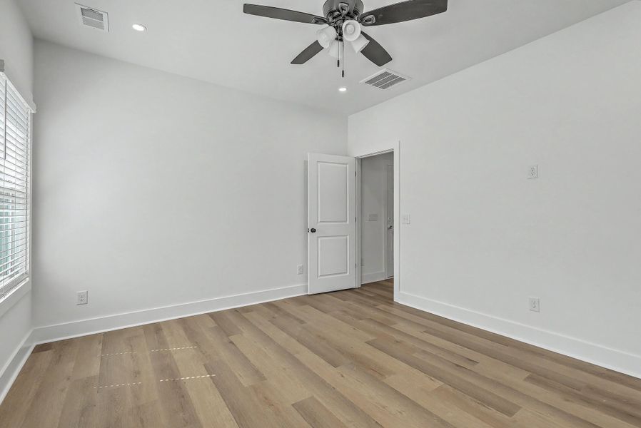 Spacious, unfurnished interior of a new home in , Walterboro (Image 13).