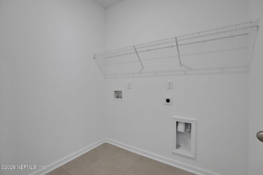 Spacious, unfurnished interior of a new home in Jennings Farm, Middleburg (Image 16).