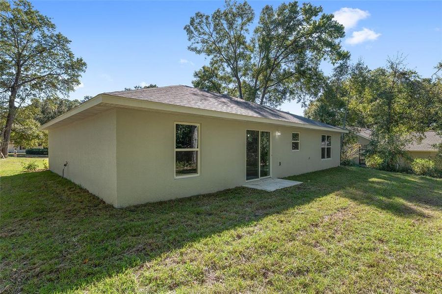 Exterior details and patio area of a home in , Dunnellon (Image 3).