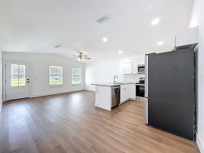 Spacious, unfurnished interior of a new home in , Weeki Wachee (Image 46).