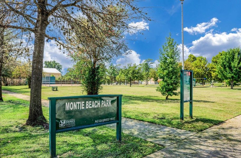 Blocks to Montie Beach Park. Blocks to Montie Beach Park.