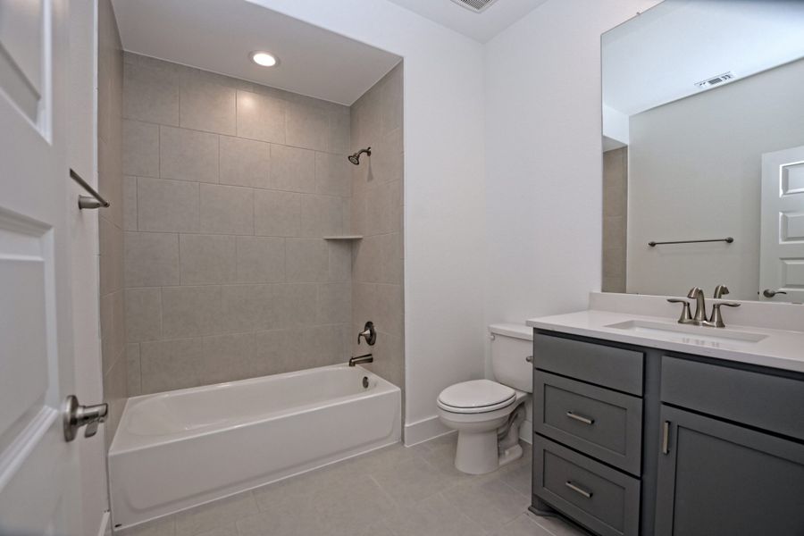 Representative furnished interior of a home built from the Topaz II by Giddens Homes in Riverstone, Georgetown (Image 94).