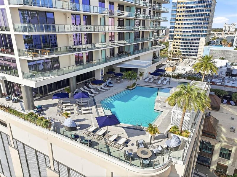 Condo located in St. Petersburg, FL showcasing its design and architecture (Image 3).