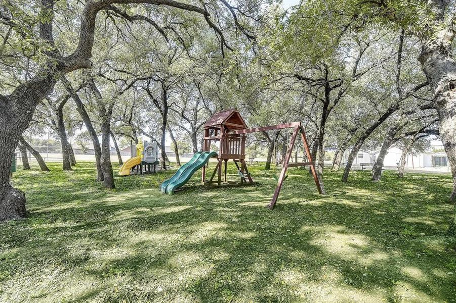 Community amenities in , Granbury (Image 35).