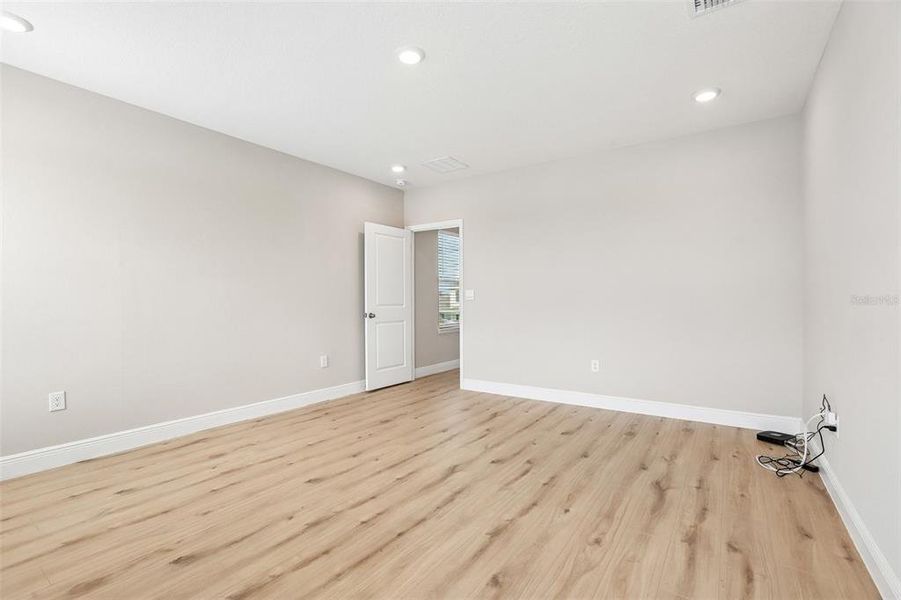 Spacious, unfurnished interior of a new home in Mangrove Manor, Apollo Beach (Image 13).