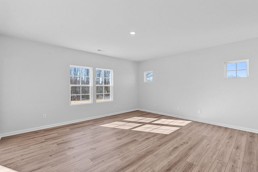Spacious, unfurnished interior of a new home in Fieldstone, Lexington (Image 18).