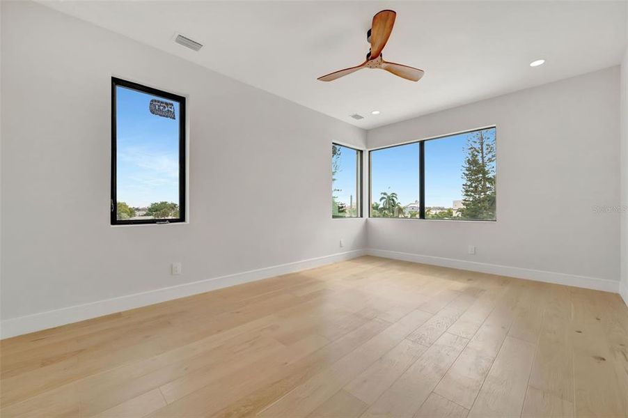 Spacious, unfurnished interior of a new home in , St. Petersburg (Image 55).