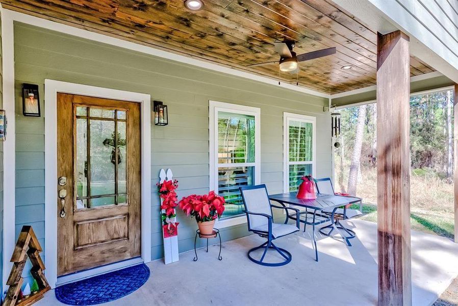 Exterior details and patio area of a home in , Brookeland (Image 29).