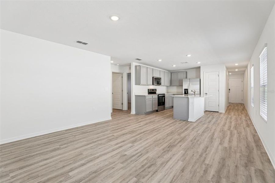 Spacious, unfurnished interior of a new home in Villamar, Winter Haven (Image 15).