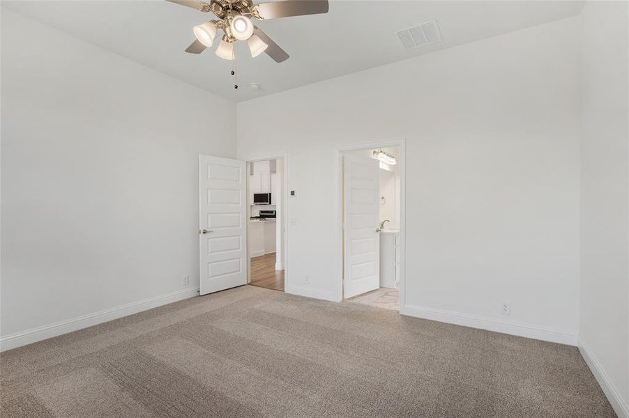 Spacious, unfurnished interior of a new home in Stone River Glen, Royse City (Image 27).