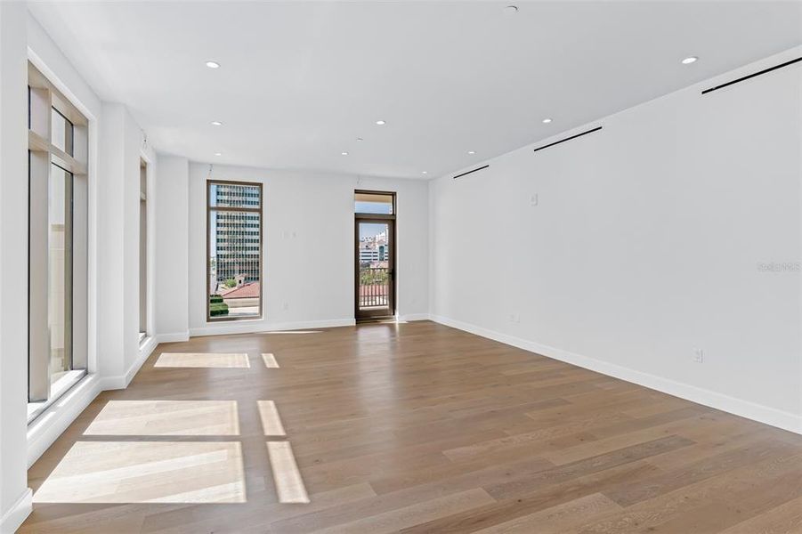 Spacious, unfurnished interior of a new home in , St. Petersburg (Image 44).