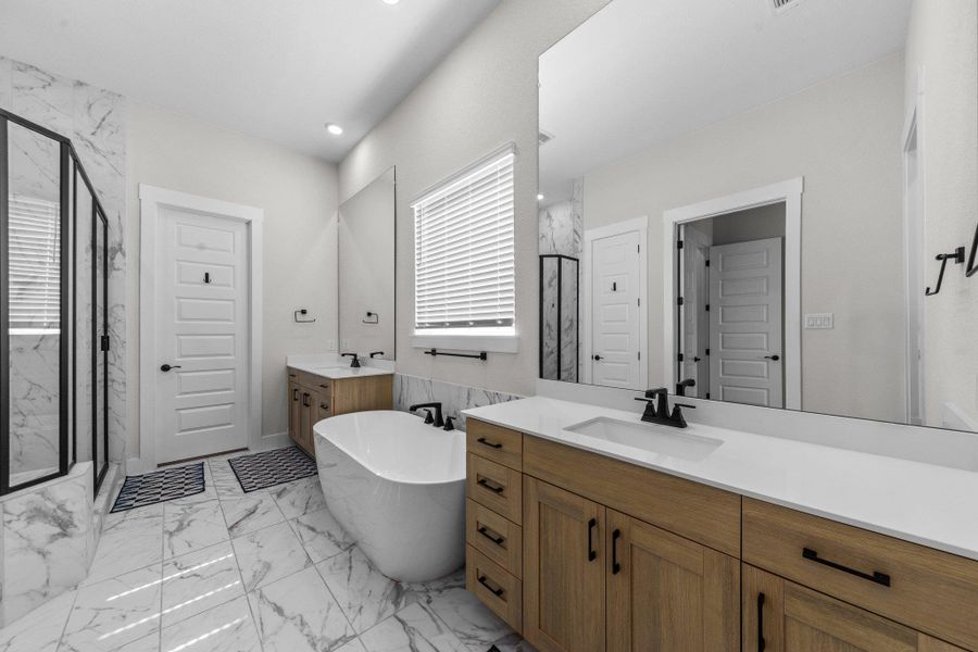 master bath, dual vanity, soaking tub