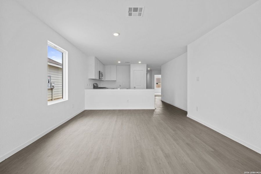 Spacious, unfurnished interior of a new home in Spring Grove, St. Hedwig (Image 15).