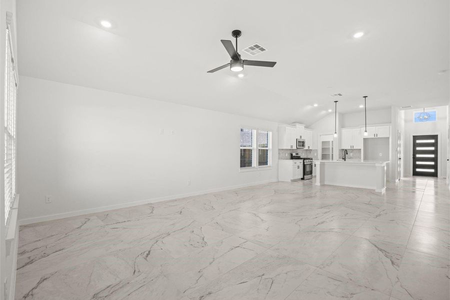 Spacious, unfurnished interior of a new home in Foxtail Palms, Manvel (Image 14). Spacious, unfurnished interior of a new home in Foxtail Palms, Manvel (Image 14).