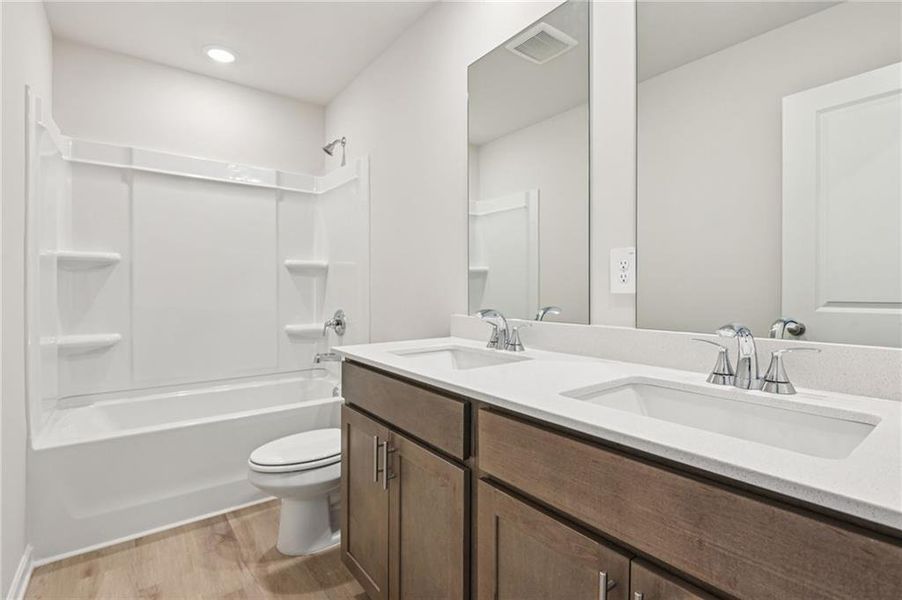 Furnished interior view inside a new home in Ivey Township, Dallas (Image 6).