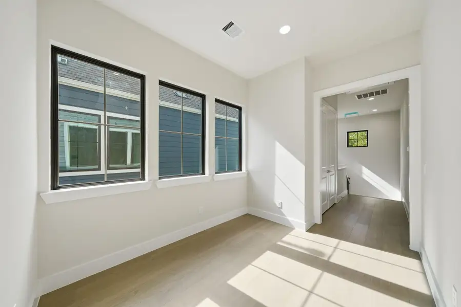 Spacious, unfurnished interior of a new home in Spring Valley Creek, Houston (Image 17).