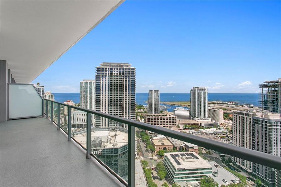 Condo located in St. Petersburg, FL showcasing its design and architecture (Image 31).