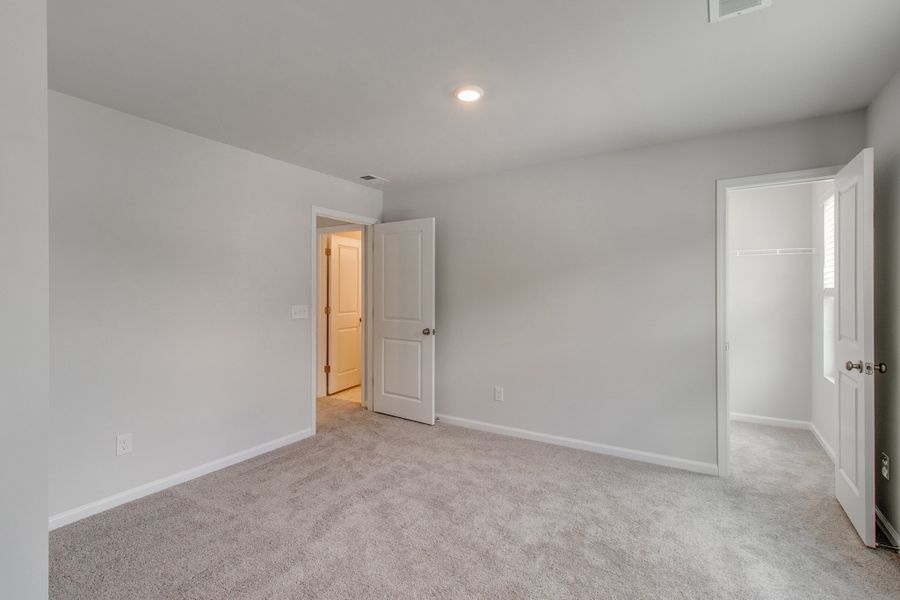 Spacious, unfurnished interior of a new home in Bluefield, Lexington (Image 32).