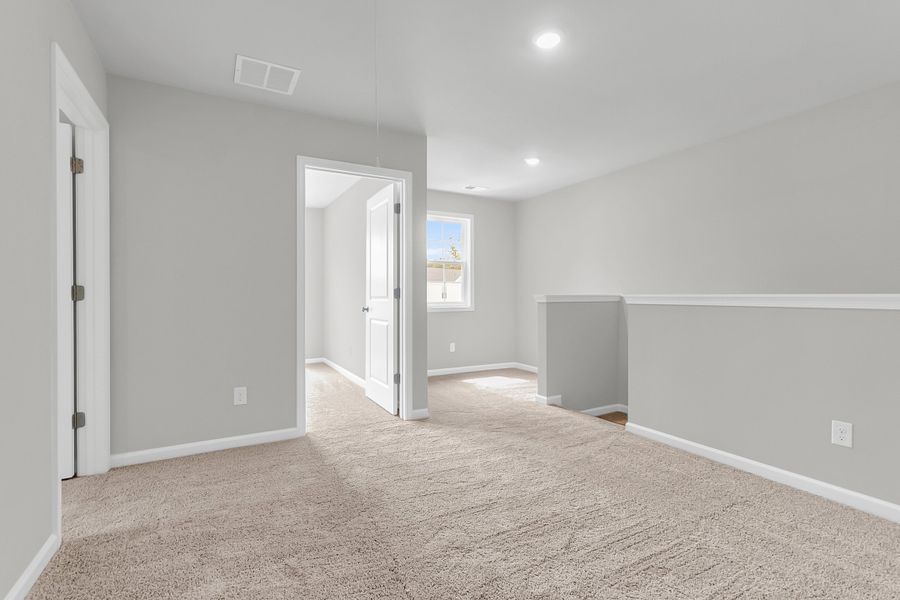 Spacious, unfurnished interior of a new home in Central Creek, Goose Creek (Image 31).