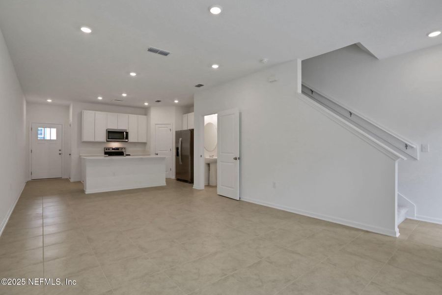 Spacious, unfurnished interior of a new home in Atlantis Pointe, Middleburg (Image 31).