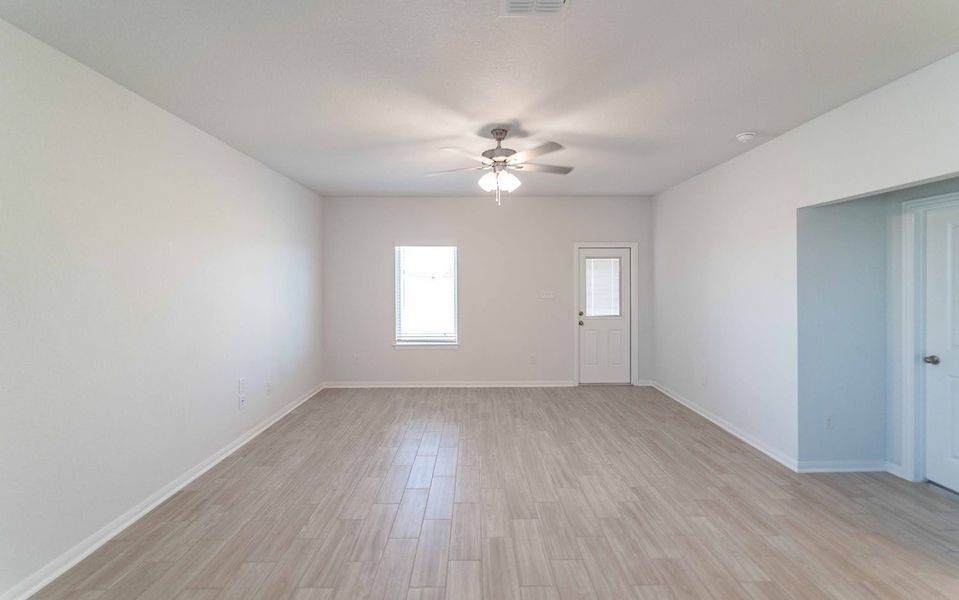 Spacious, unfurnished interior of a new home in Swenson Heights, Seguin (Image 10).