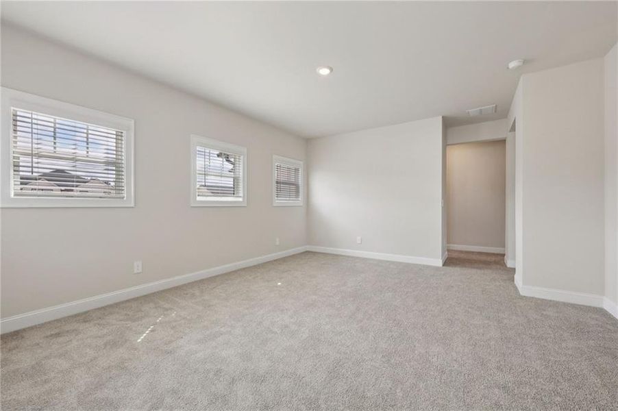Spacious, unfurnished interior of a new home in River Pointe, Monroe (Image 43).