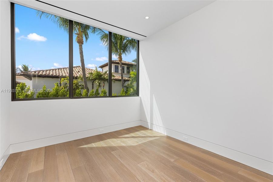 Spacious, unfurnished interior of a new home in , Fort Lauderdale (Image 19).