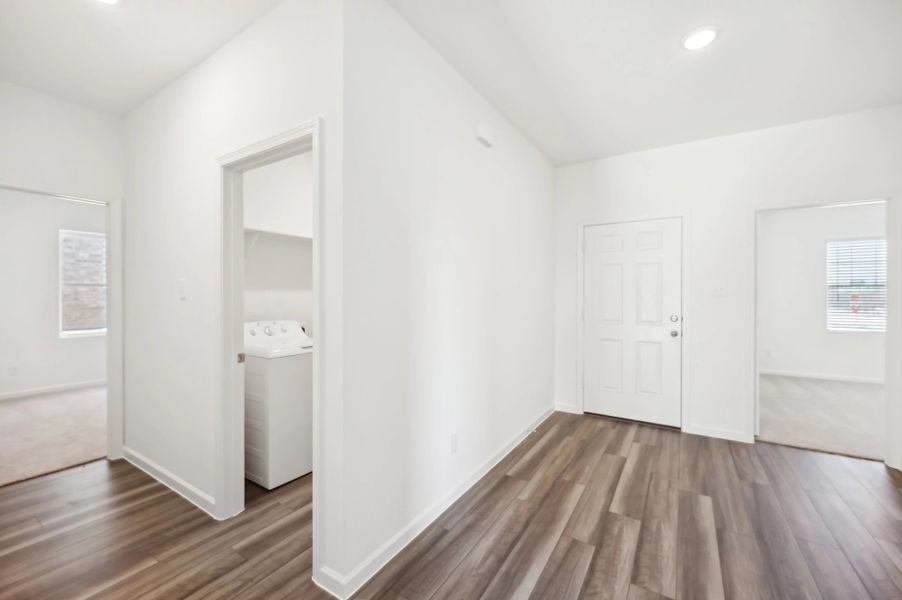 Representative unfurnished interior of a home built from the Firefly by Starlight Homes in Ashland, Angleton (Image 16).