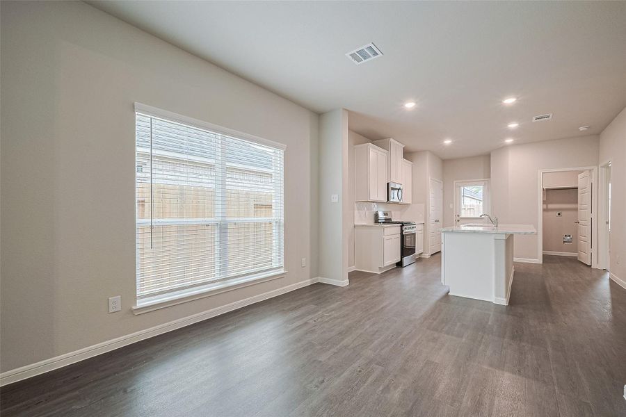 Spacious, unfurnished interior of a new home in Woodland Lakes, Huffman (Image 16). Spacious, unfurnished interior of a new home in Woodland Lakes, Huffman (Image 16).